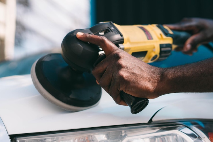 Photo la main coupée d'un homme réparant une voiture.