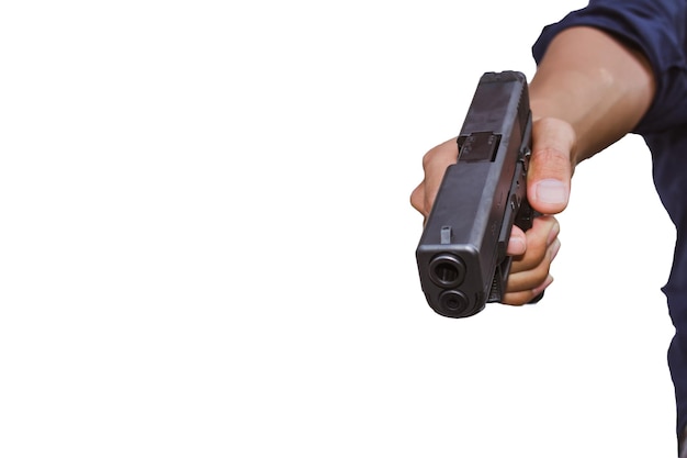 Photo main coupée d'un homme visant un pistolet sur un fond blanc
