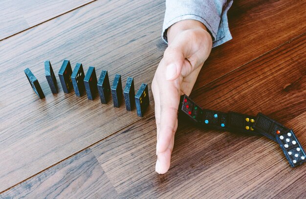 Photo main coupée jouant au domino sur la table