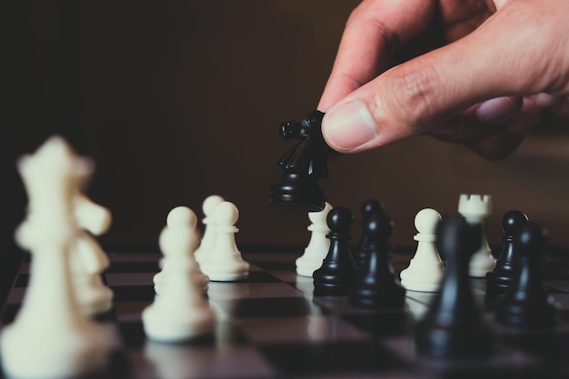 Main coupée jouant aux échecs