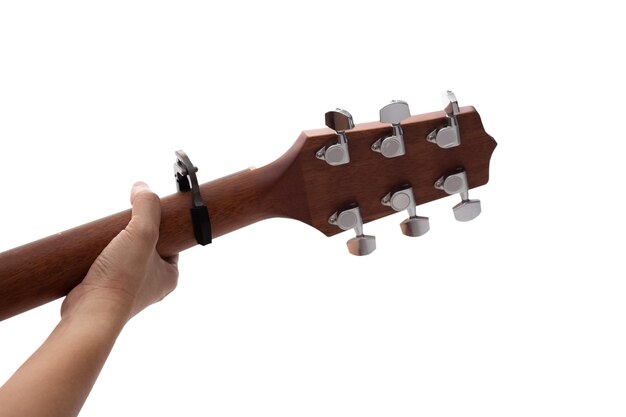 Photo main coupée jouant de la guitare acoustique sur un fond blanc