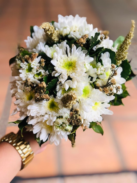 La main coupée de la mariée tenant un bouquet