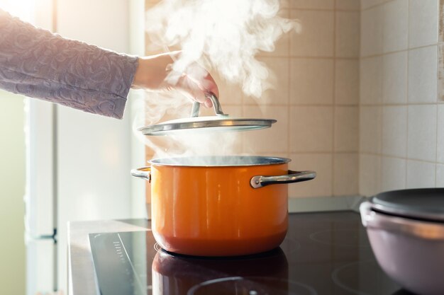 Photo main coupée d'une personne préparant de la nourriture