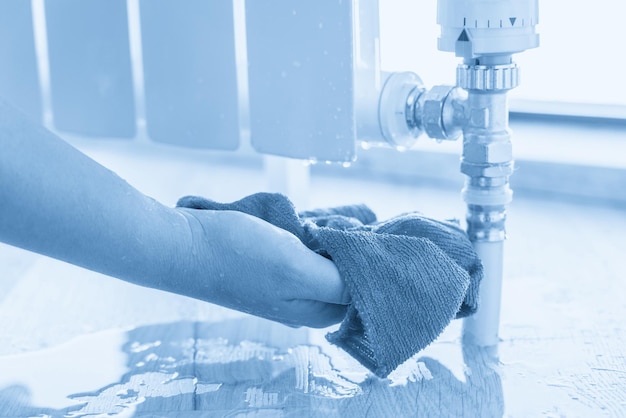 Photo main coupée d'une personne se lavant les mains