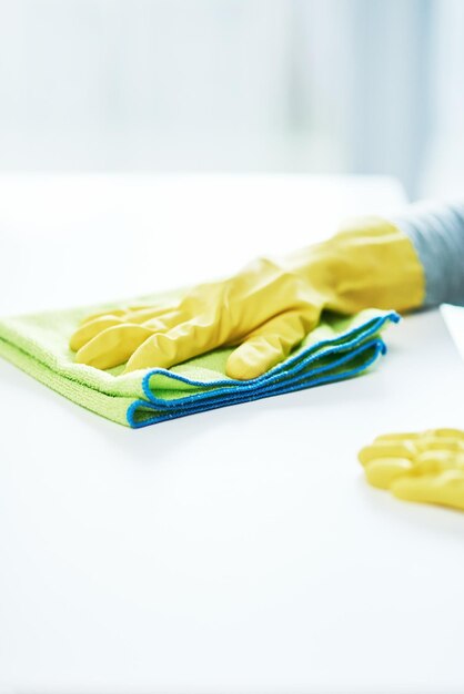 Main coupée d'une personne tenant de la nourriture sur la table