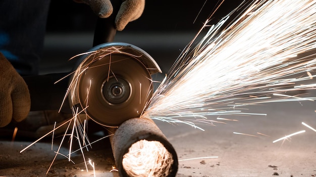 Main coupée d'une personne travaillant dans une usine