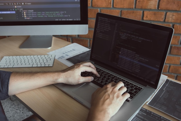 Main coupée d'un programmeur informatique travaillant dans un bureau