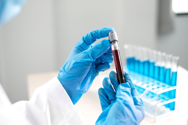 Main coupée d'un scientifique tenant un tube d'essai en laboratoire