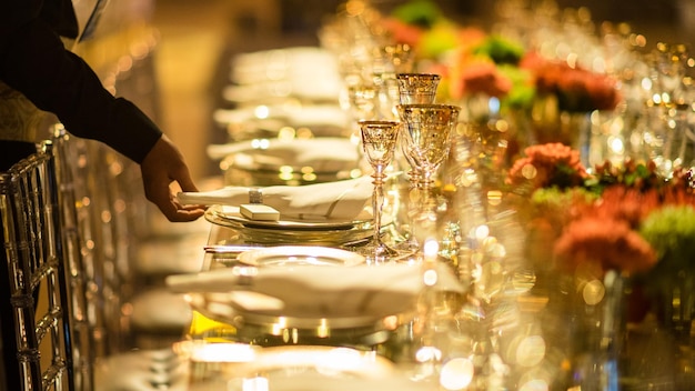 La main coupée d'un serveur qui arrange la table dans un restaurant