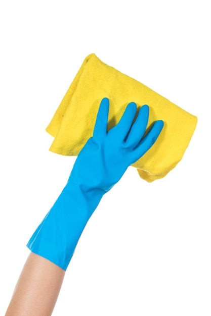 Main coupée tenant une serviette sur un fond blanc