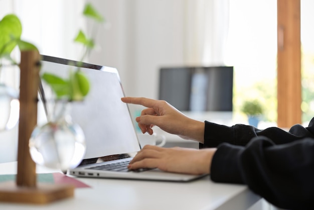 Main coupée en utilisant un ordinateur portable au bureau