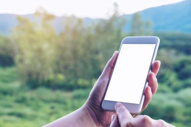Main coupée en utilisant le téléphone contre le champ
