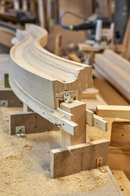 Main courante d'escalier en bois de flexion faite de planches de chêne et de contreplaqué sur le plan rapproché de table