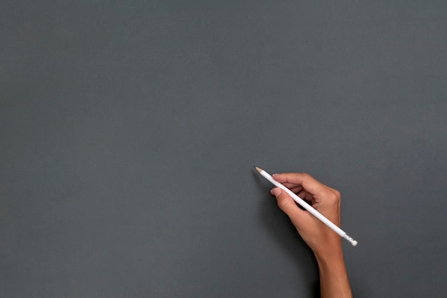 La main créative sur le tableau noir