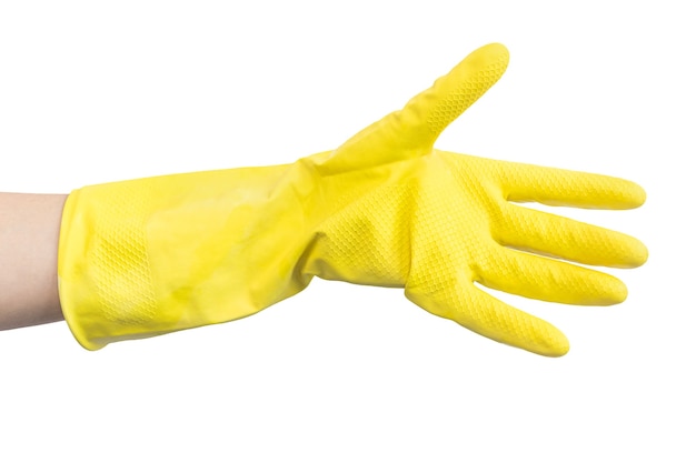 Main dans le gant en caoutchouc de cuisine jaune, d'isolement sur une photo de fond blanc