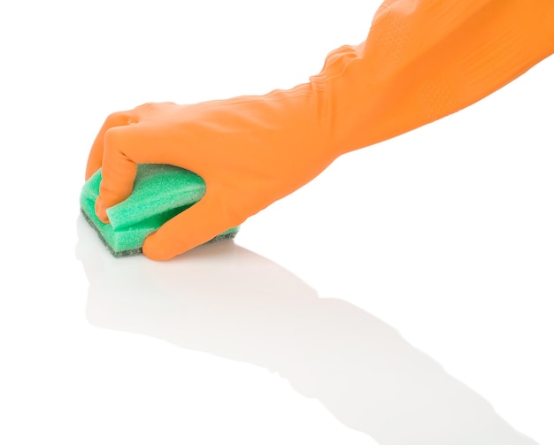 Main dans un gant orange avec une éponge