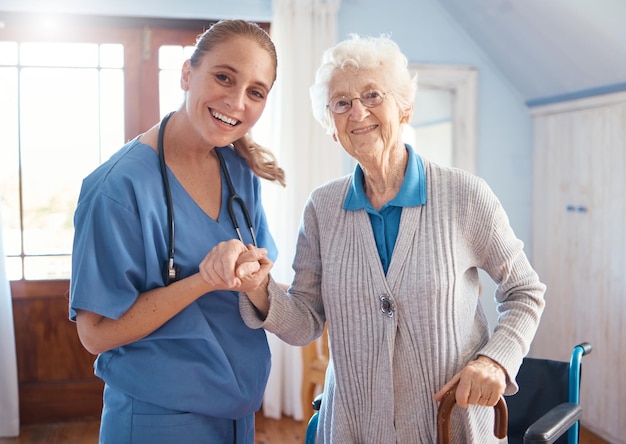 Main dans la main portrait et infirmière avec une femme âgée après une consultation médicale dans un établissement de soins infirmiers Soutien aux soins de santé et soignant ou médecin faisant un bilan de santé sur une dame âgée dans une maison de retraite