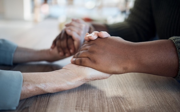 Main dans la main, soutien en gros plan et thérapie, confiance avec les gens et conseil, vue de dessus avec psychologie et prière ensemble Gentillesse, respect et adoration, aide et bien-être avec communication et soins