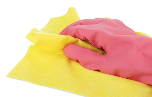 Main dans la surface d'essuyage des gants avec un chiffon jaune isolé sur blanc