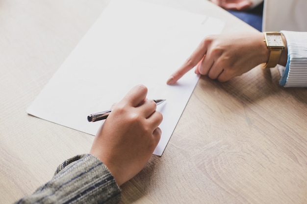 Main De Deux Femme Faisant Signer Un Contrat Commercial Sur Du Papier Blanc