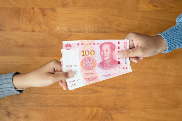 Main Donnant Des Billets En Yuan Chinois