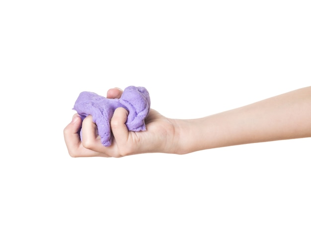 La main droite de l'enfant agrippe un slime violet isolé sur fond blanc. Jeu d'enfants populaire.