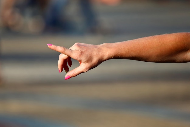 Main droite des femmes sur fond flou