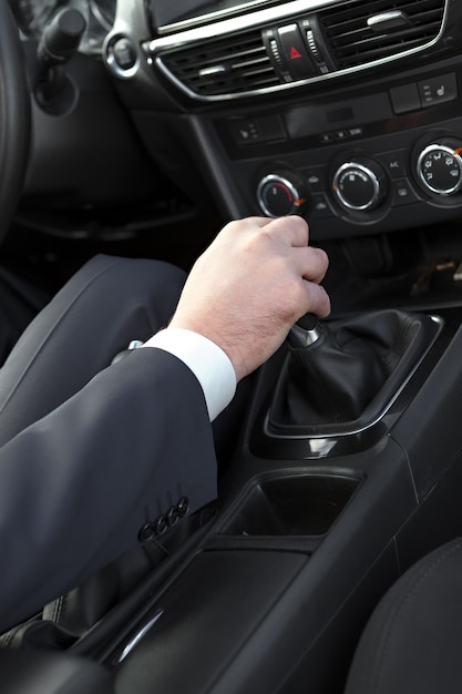 Main du conducteur de la voiture