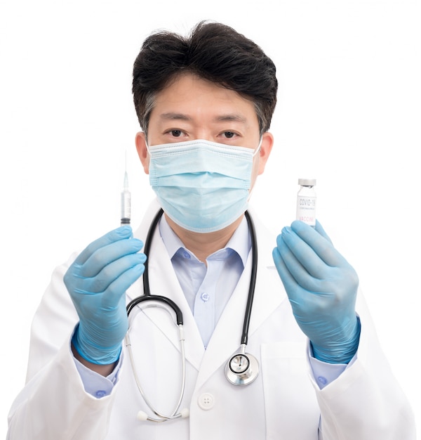 La main du médecin portant des gants bleus sur fond blanc et tenant le vaccin Covid-19.