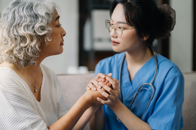 Main du médecin rassurant un patient âgé