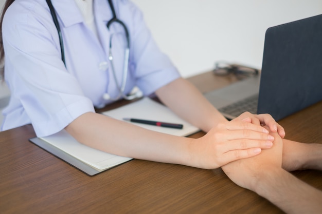 La Main Du Médecin Rend Le Patient Masculin Confiant.