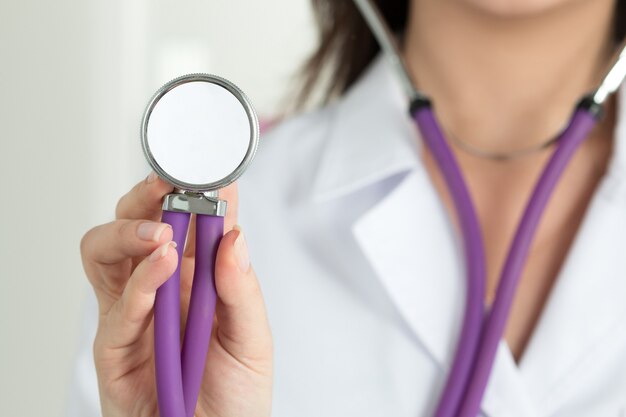 La main du médecin tenant la tête du stéthoscope libre. Concept d'aide médicale, de soins de santé ou d'assurance. Le médecin est prêt à examiner le patient