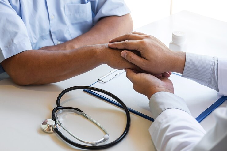 Main du médecin touchant le patient rassurant pour l'encouragement et l'empathie à soutenir lors de l'examen médical à l'hôpital.