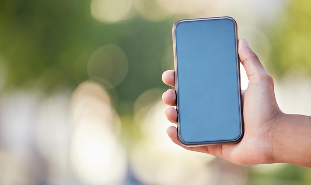 Main d'écran vert de téléphone ou maquette mobile pour la mise en réseau Réseau 5g ou communication d'application de médias sociaux dans le parc Technologie d'espace d'écran numérique ou smartphone pour nous contacter sur Internet ou recherche de site Web