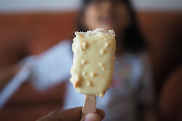 Main d'enfant cherchant une glace