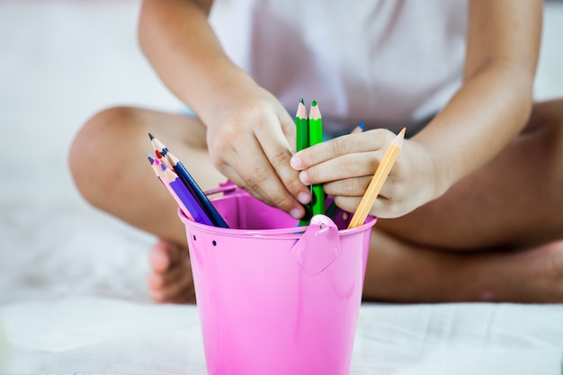 Main d&#39;enfant choisissant un crayon pour dessiner