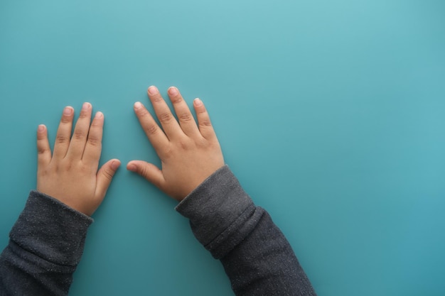 Main d'enfant sur fond vert avec espace de copie