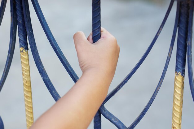 La main de l'enfant a touché la porte de la maison parce qu'il ne pouvait pas sortir