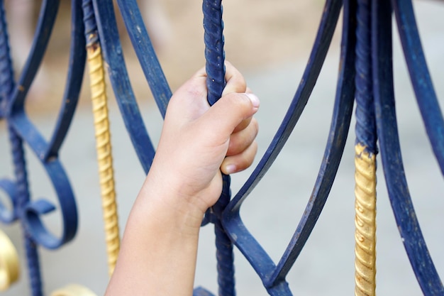 La main de l'enfant a touché la porte de la maison parce qu'il ne pouvait pas sortir