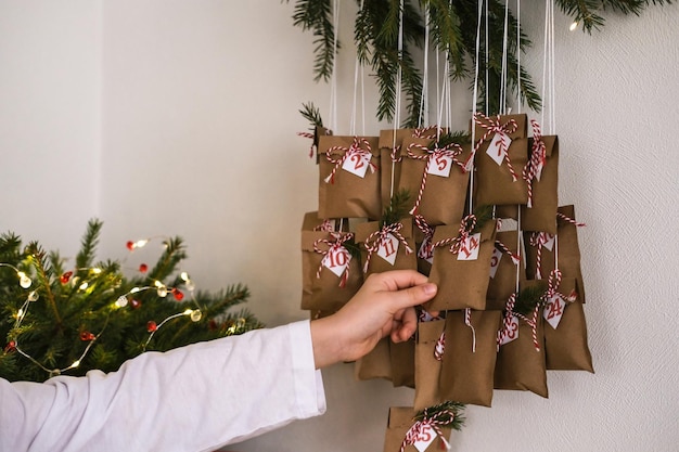 La main des enfants atteint le calendrier de l'avent de Noël Calendrier de l'avent de Noël bricolage