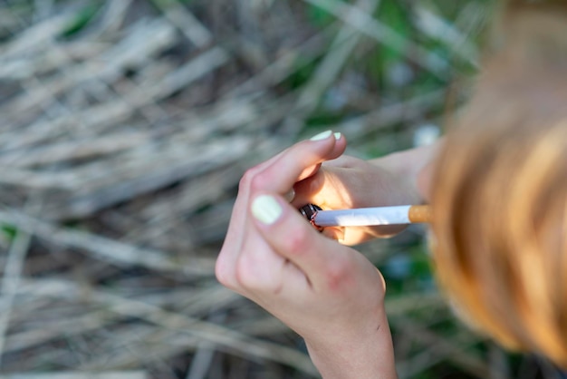 Main féminine avec concept de dépendance à la cigarette