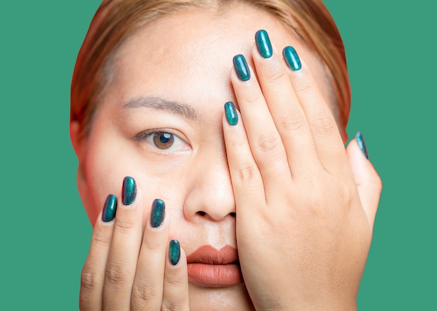 Photo main féminine avec un design d'ongle vert sur fond vert femme manucure est art beau style d'été