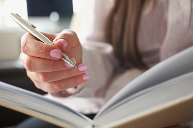 Main féminine écrivant des idées dans un journal personnel fille créative exprimer des émotions sur papier