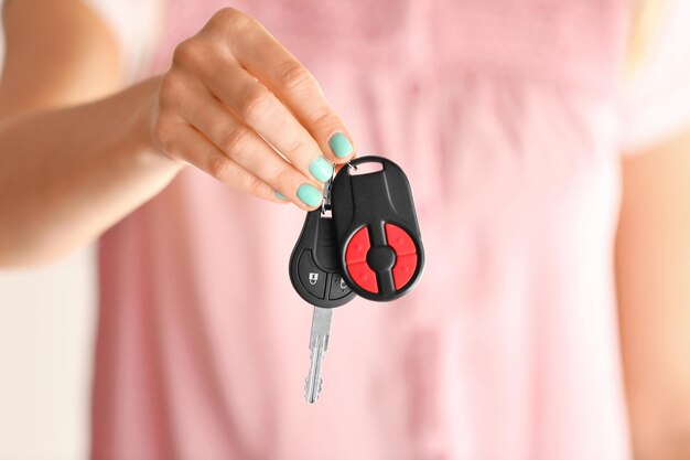 Main féminine avec gros plan de clé de voiture