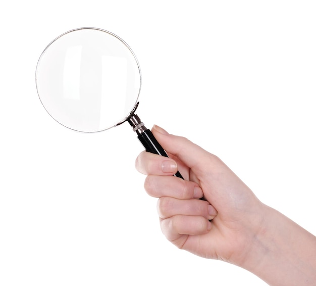Main féminine avec loupe isolée sur blanc