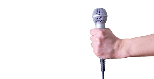 Photo main féminine avec microphone sur fond blanc