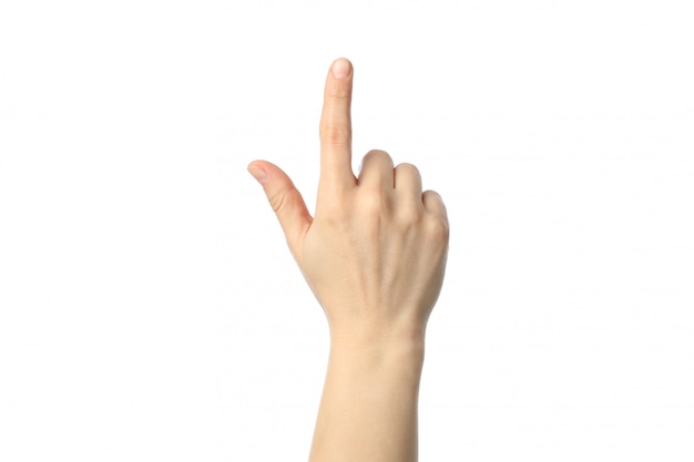 Main féminine montrant le doigt, isolé sur une surface blanche.