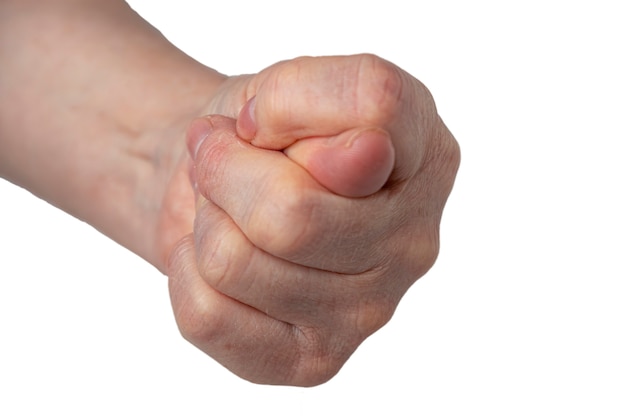 La main féminine montre un poing de figue, un symbole de rejet