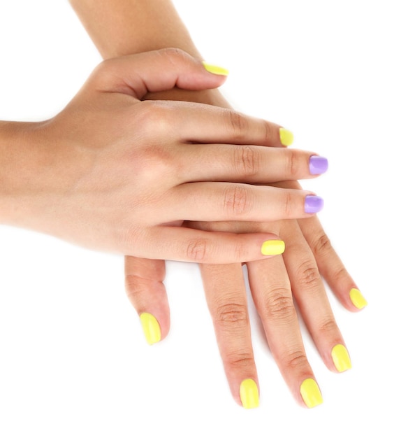 Main féminine avec des ongles colorés élégants isolés sur blanc