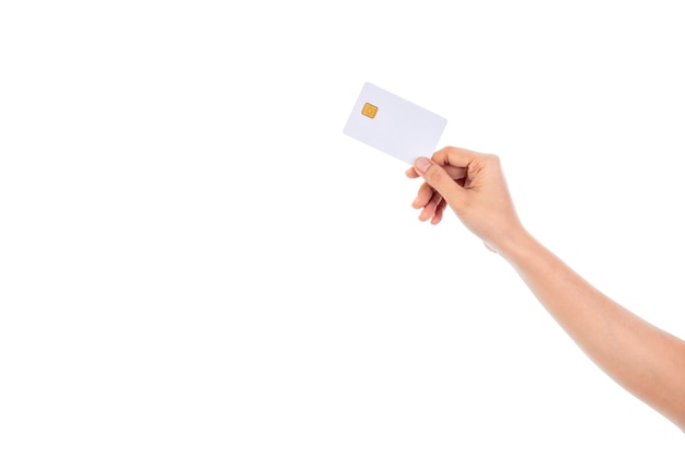 Main féminine tenant une carte de crédit isolée sur fond blanc avec chemin de coupe